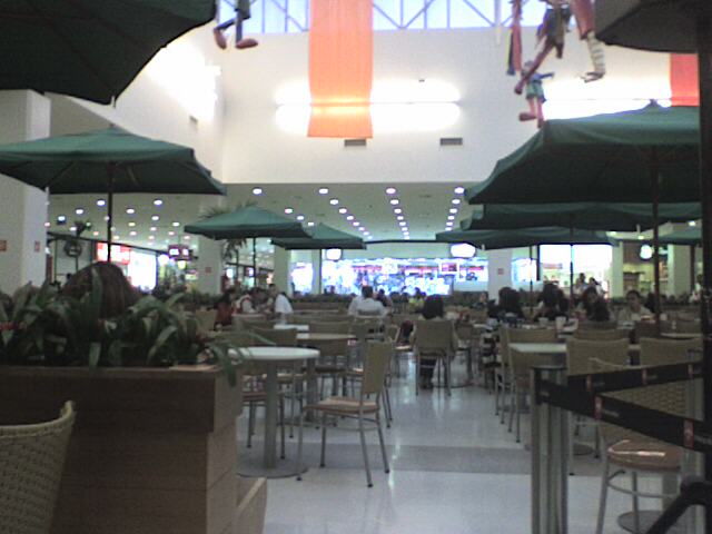 Shopping Metro Itaquera praca de alimentacao